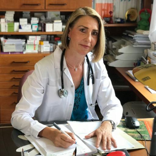 Dr. Wagner füllt Bogen aus